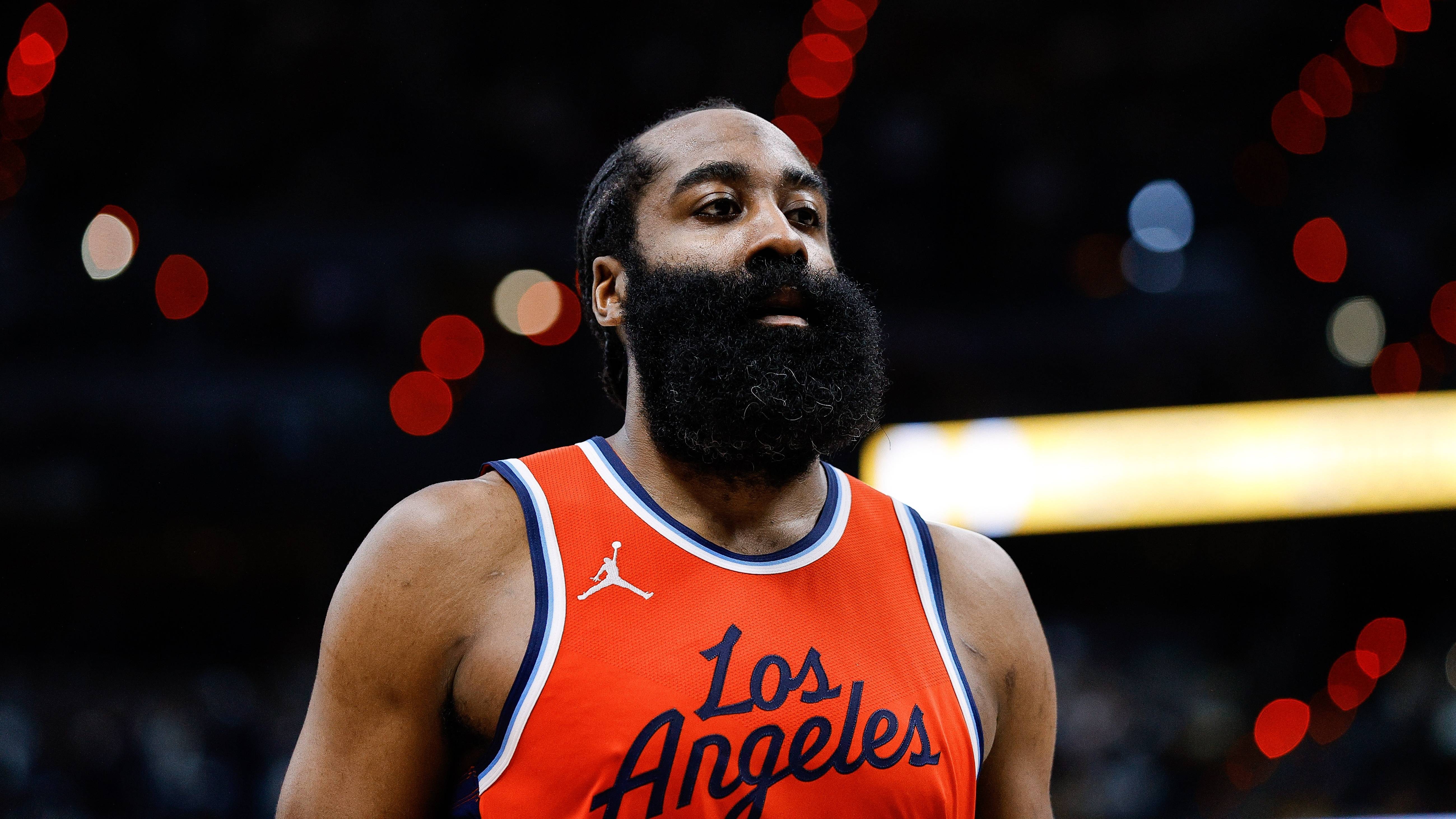 哈登回归赛场，惊险取胜首场状态亮眼，切尔西观众沸腾！